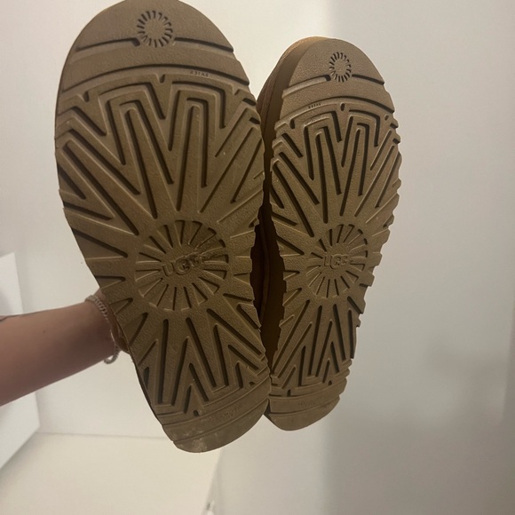 UGGS - Picture 3 of 4